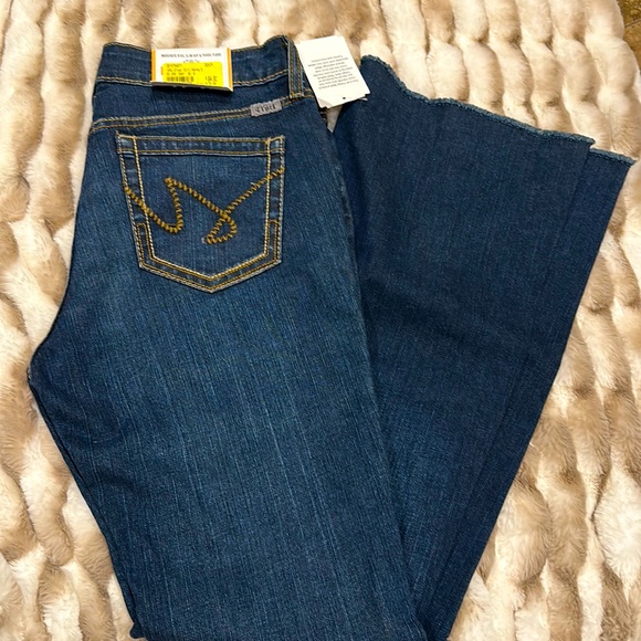 Cruel girl flare - Picture 2 of 4